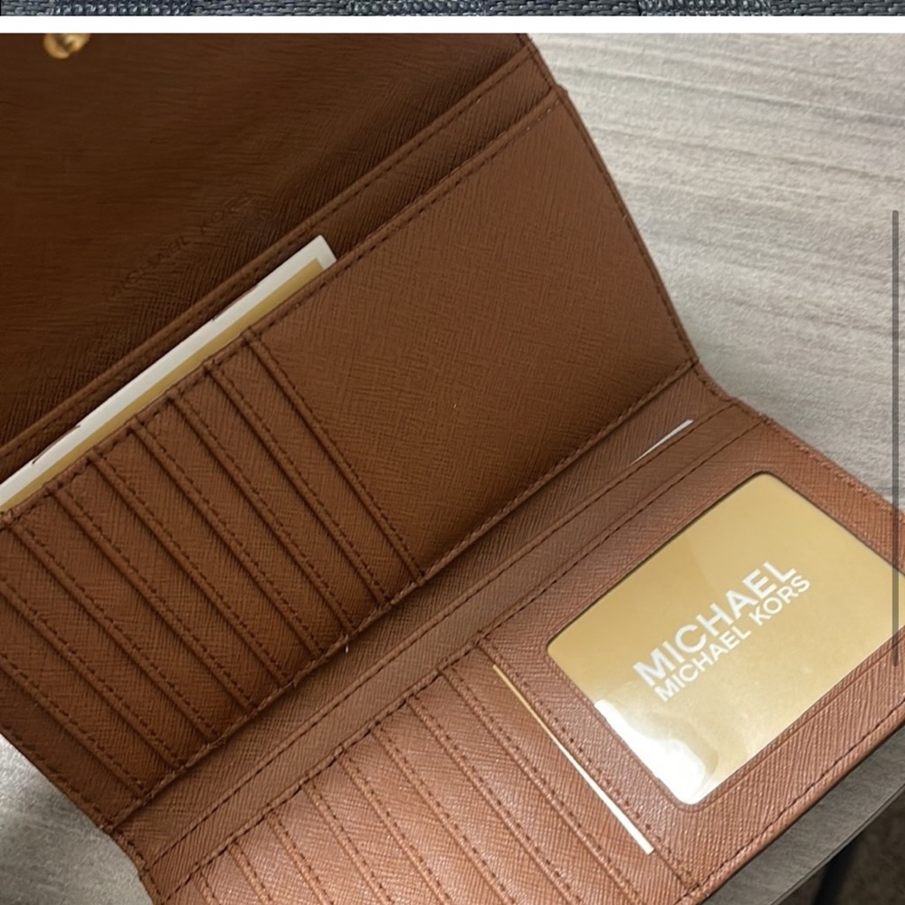 Michael Kors Trifold Logo Wallet. Brand new, never used. - Picture 2 of 2